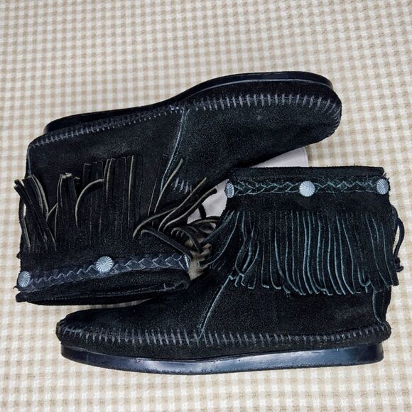 Minnetonka Black Fringed Suede Back Zip Metal Conchos Anywhere Ankle Boots - Picture 4 of 9